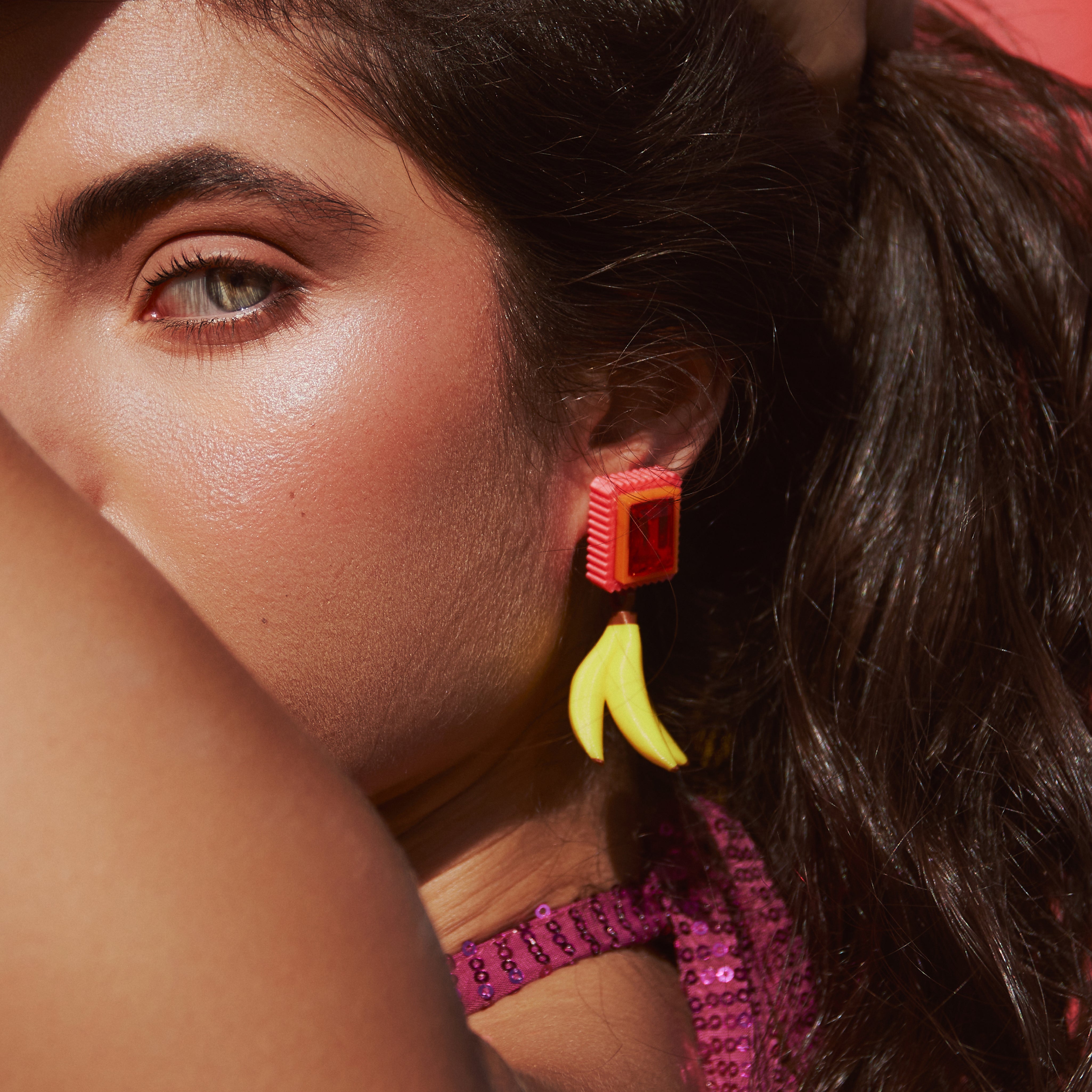 ARETES CRISTAL CON DIJE DE BANANO