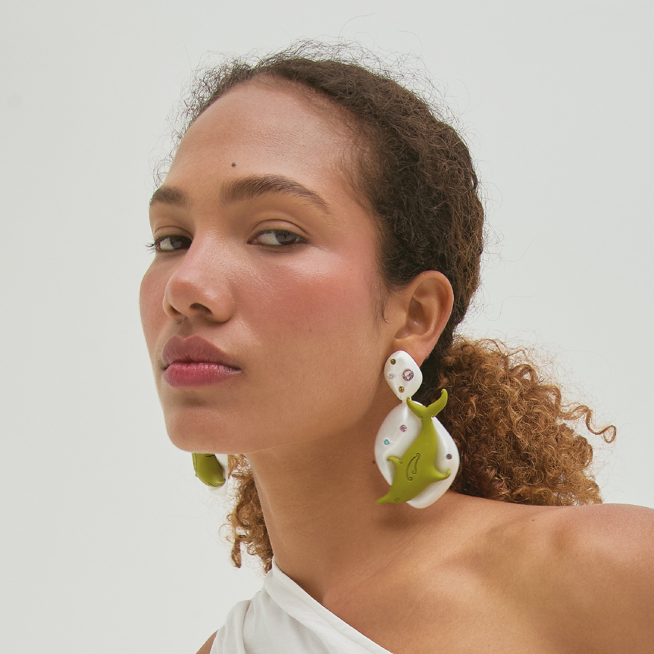ARETES DOBLE DELFÍN - SIXXTA (Producto personalizado)